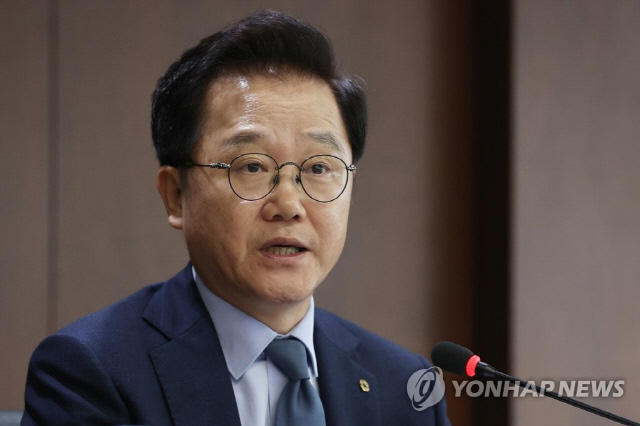 강석훈 KDB산업은행 회장이 20일 오후 서울 여의도 산업은행 본점에서 열린 취임 1주년 기자간담회에서 발언하고 있다. <연합뉴스>